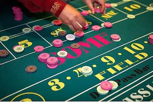 Studio dealer langsung dapa toto dengan kamera HD menampilkan permainan blackjack dan roulette